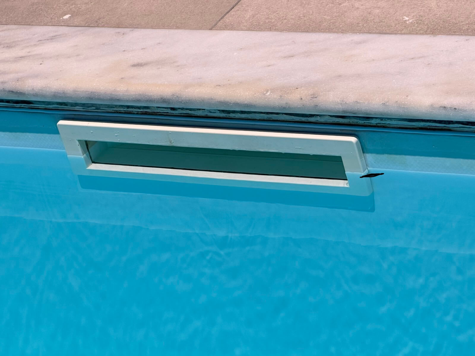 Pool water level: fill until the water reaches the slot